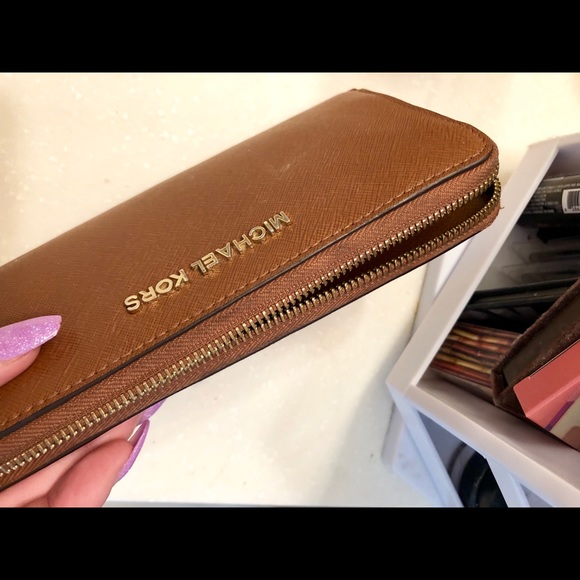 Michael Kors Large Wallet - Picture 4 of 4